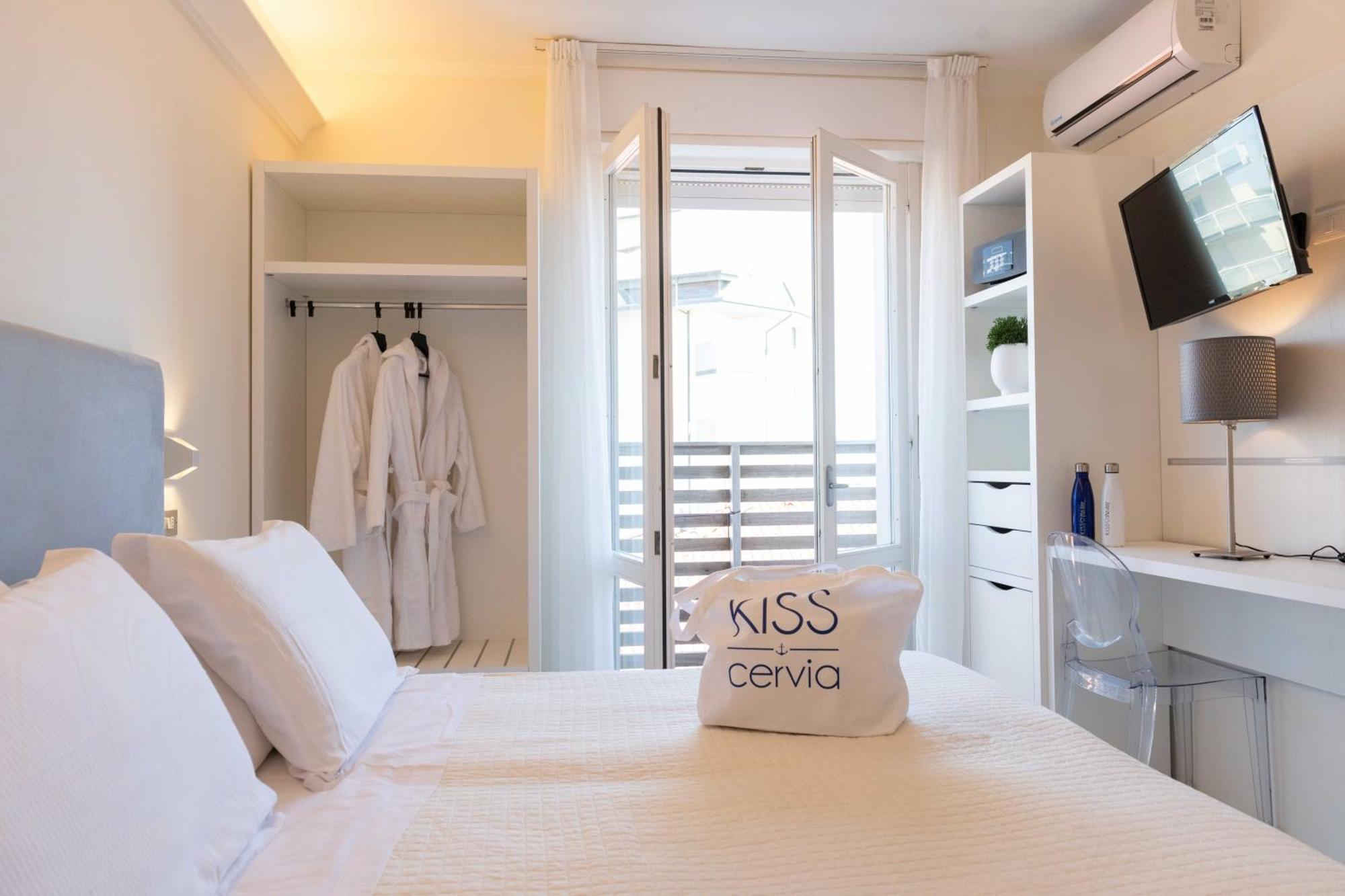Kiss Beachfront Hotel & Restaurant Cervia Dış mekan fotoğraf